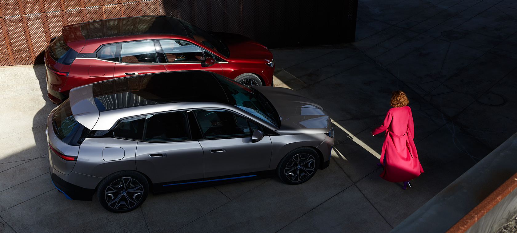 BMW iX pohľad zhora BMW iX Aventurine Red a Cashmere Silver i20 pohľad zhora