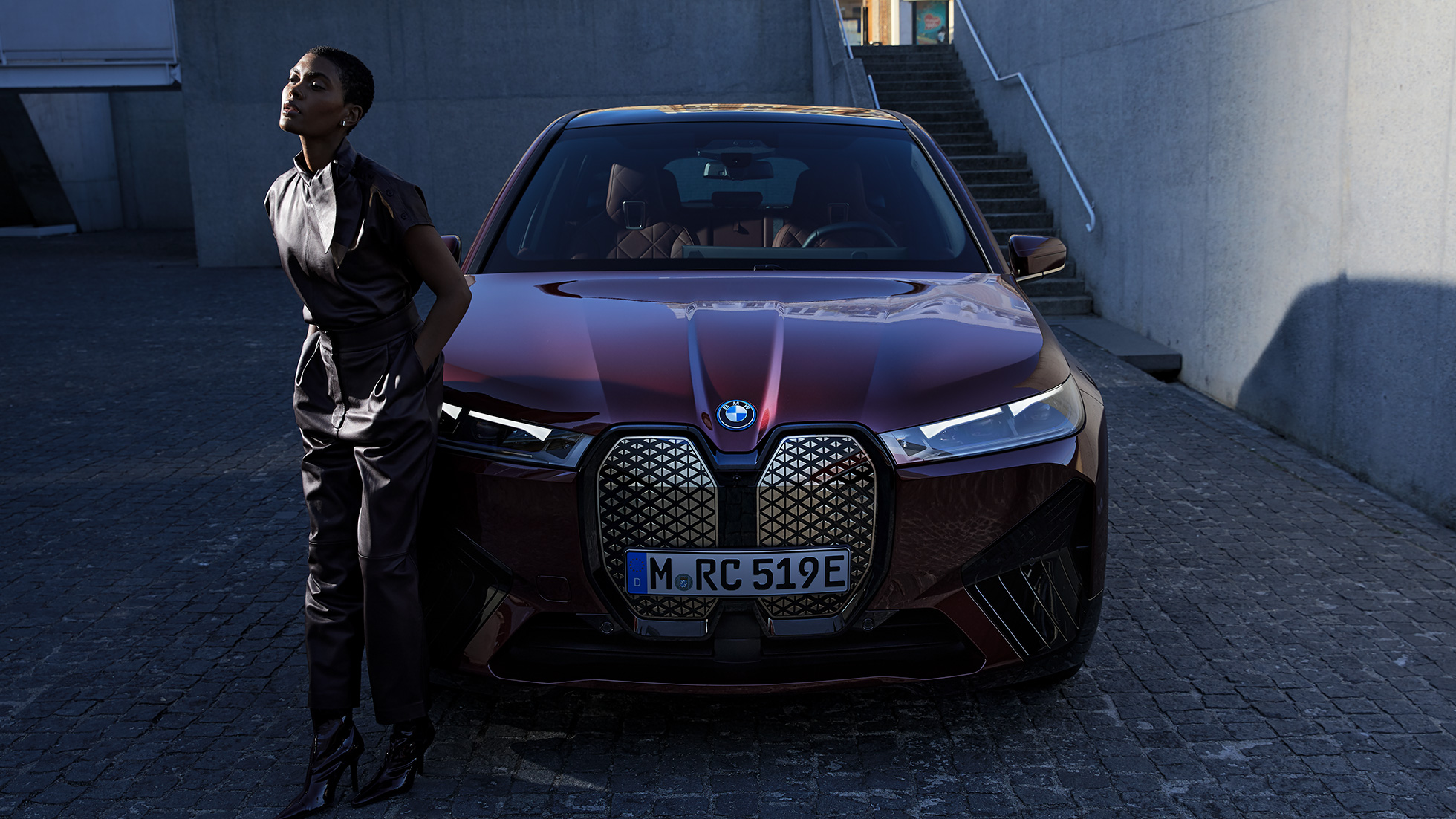 BMW iX predný pohľad BMW iX Aventurine Red i20 predný pohľad