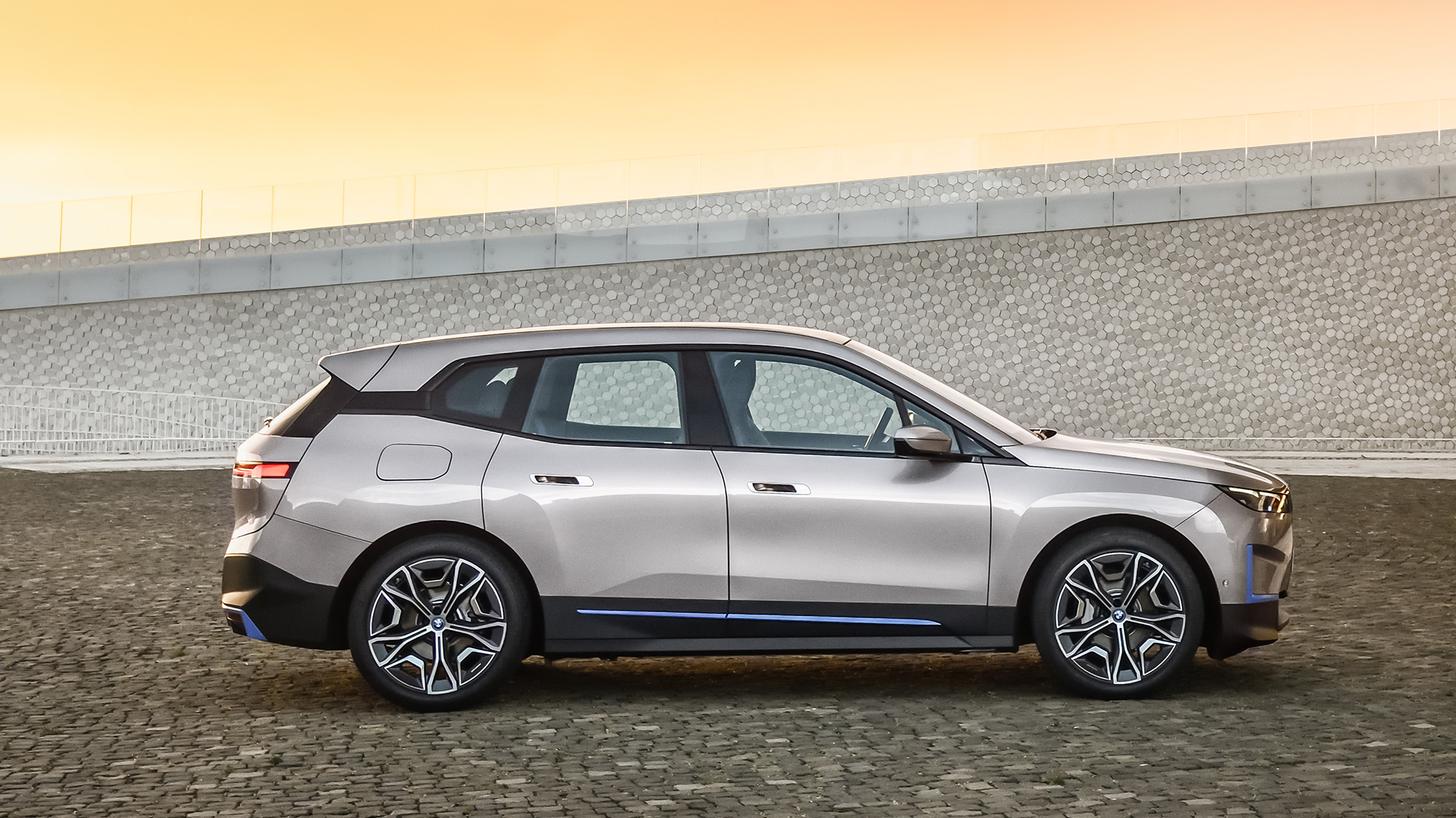 BMW iX bočný pohľad statický BMW iX Cashmere Silver i20 bočný pohľad statický