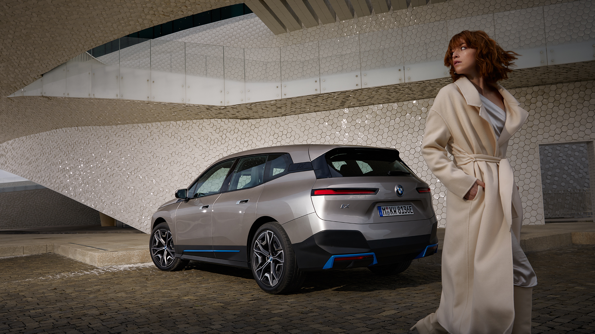 BMW iX zadobočný pohľad statický BMW iX i20 Cashmere Silver zadobočný pohľad statický