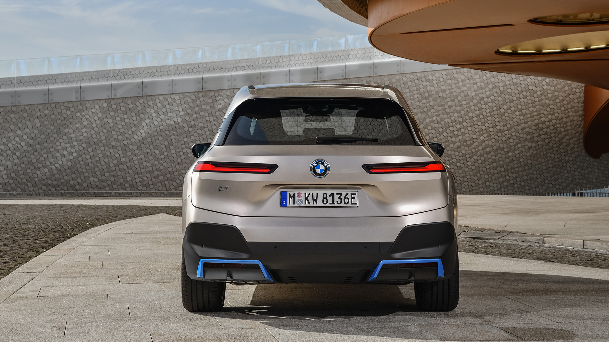 BMW iX zadný pohľad statický BMW iX Cashmere Silver i20 zadný pohľad statický