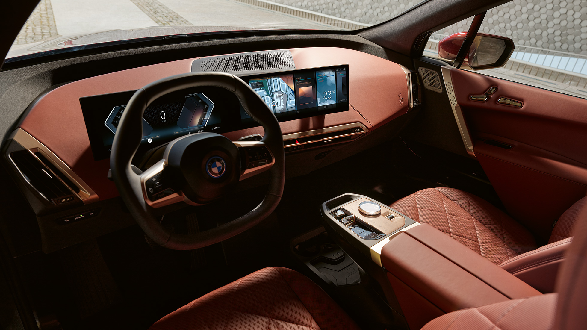 BMW iX i20 užívateľské rozhranie kokpit Castanea BMW iX i20 interiér užívateľské rozhranie iDrive kokpit Castanea