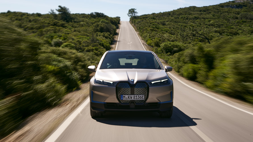 BMW iX predný pohľad na ceste BMW iX Cashmere Silver i20 predný pohľad na ceste
