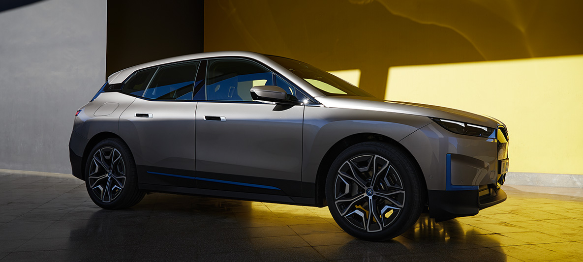 BMW iX bočný pohľad statický BMW iX Cashmere Silver i20 bočný pohľad statický