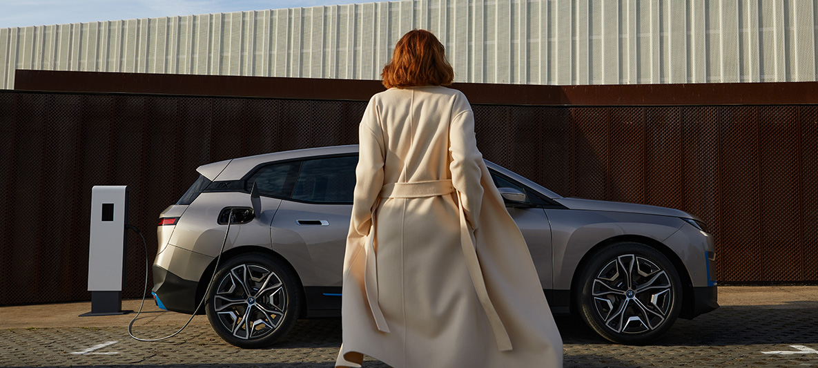 BMW iX bočný pohľad statický BMW iX Cashmere Silver i20 bočný pohľad statický