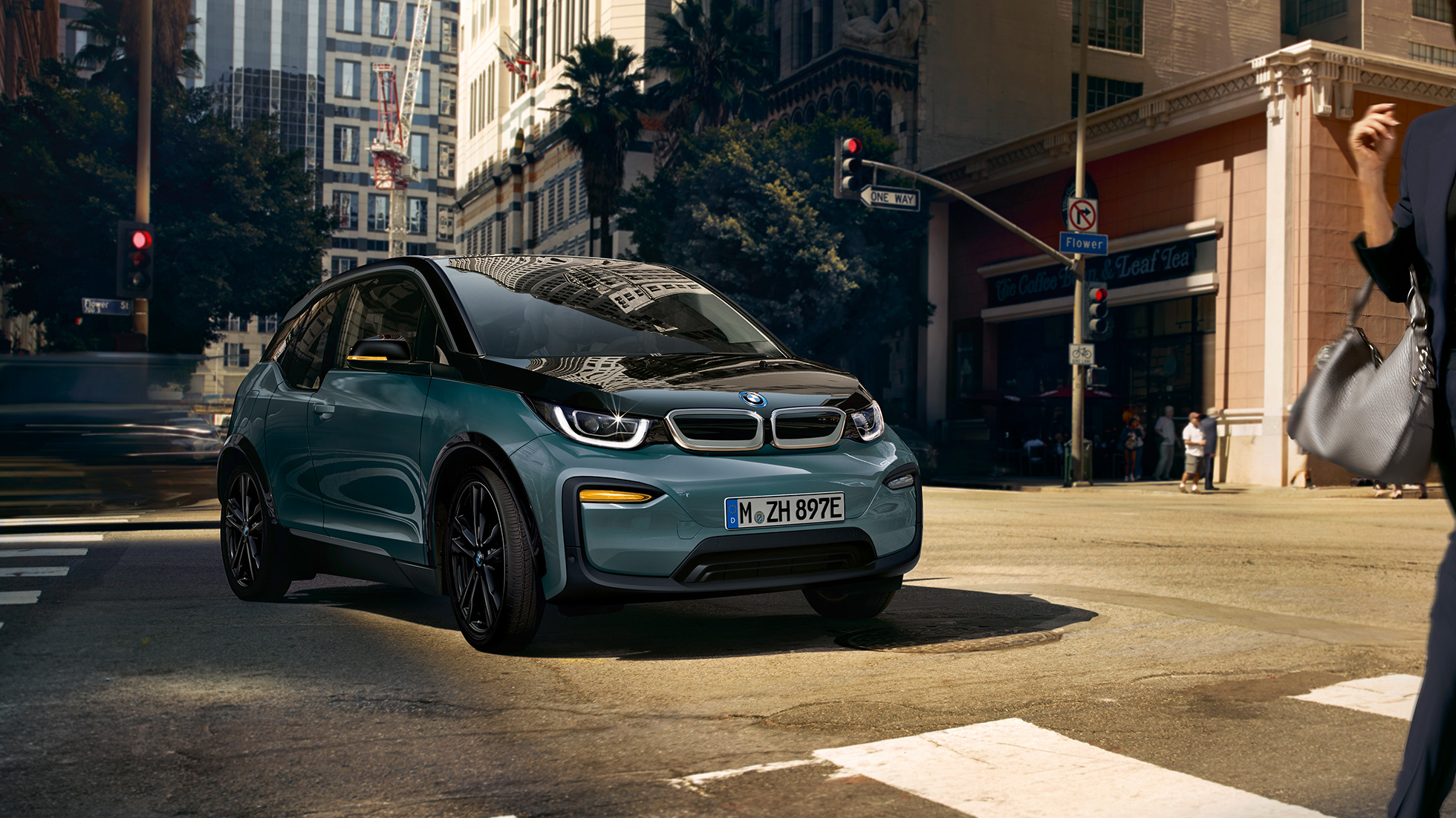 BMW i3 2018 predobočný pohľad jazda BMW i3 I01 2018 Jucaro Beige so zvýraznením v metalíze Frozen Grey predobočný pohľad jazda v meste