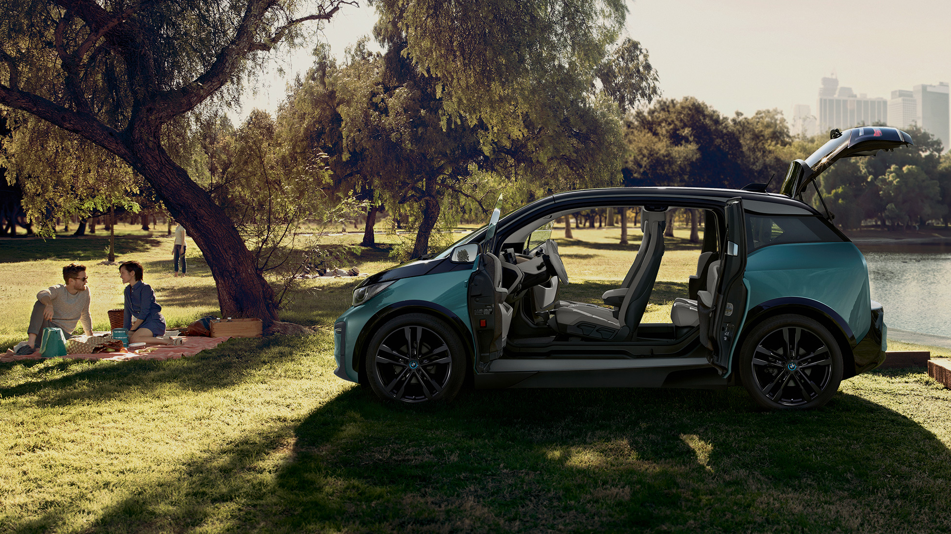 BMW i3 2018 bočný pohľad s otvorenými dverami BMW i3 I01 2018 Jucaro Beige so zvýraznením v metalíze Frozen Grey bočný pohľad s otvorenými dverami