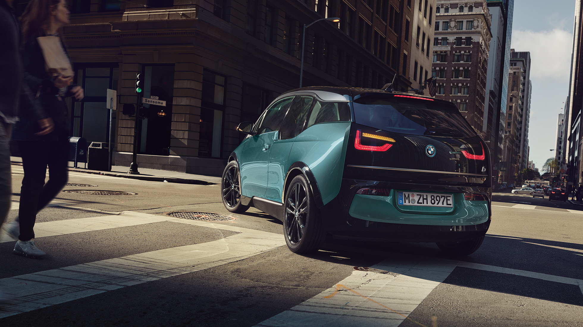 BMW i3. BMW i3, trojštvrťový predný pohľad na vozidlo stojace pred kulisami mesta.