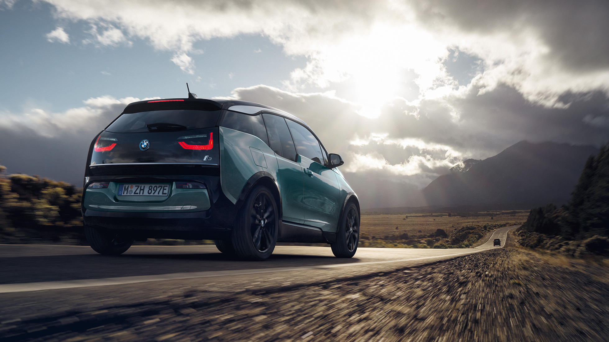 BMW i3 2018 zadobočný pohľad jazda na diaľnici BMW i3 I01 2018 Jucaro Beige so zvýraznením v metalíze Frozen Grey zadobočný pohľad jazda na diaľnici