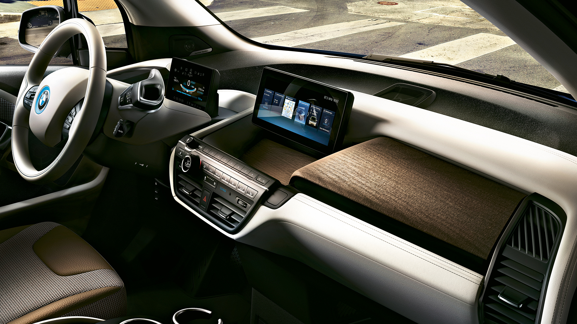 BMW i3 2018 interiér BMW i3 I01 2018 interiér displej systému iDrive