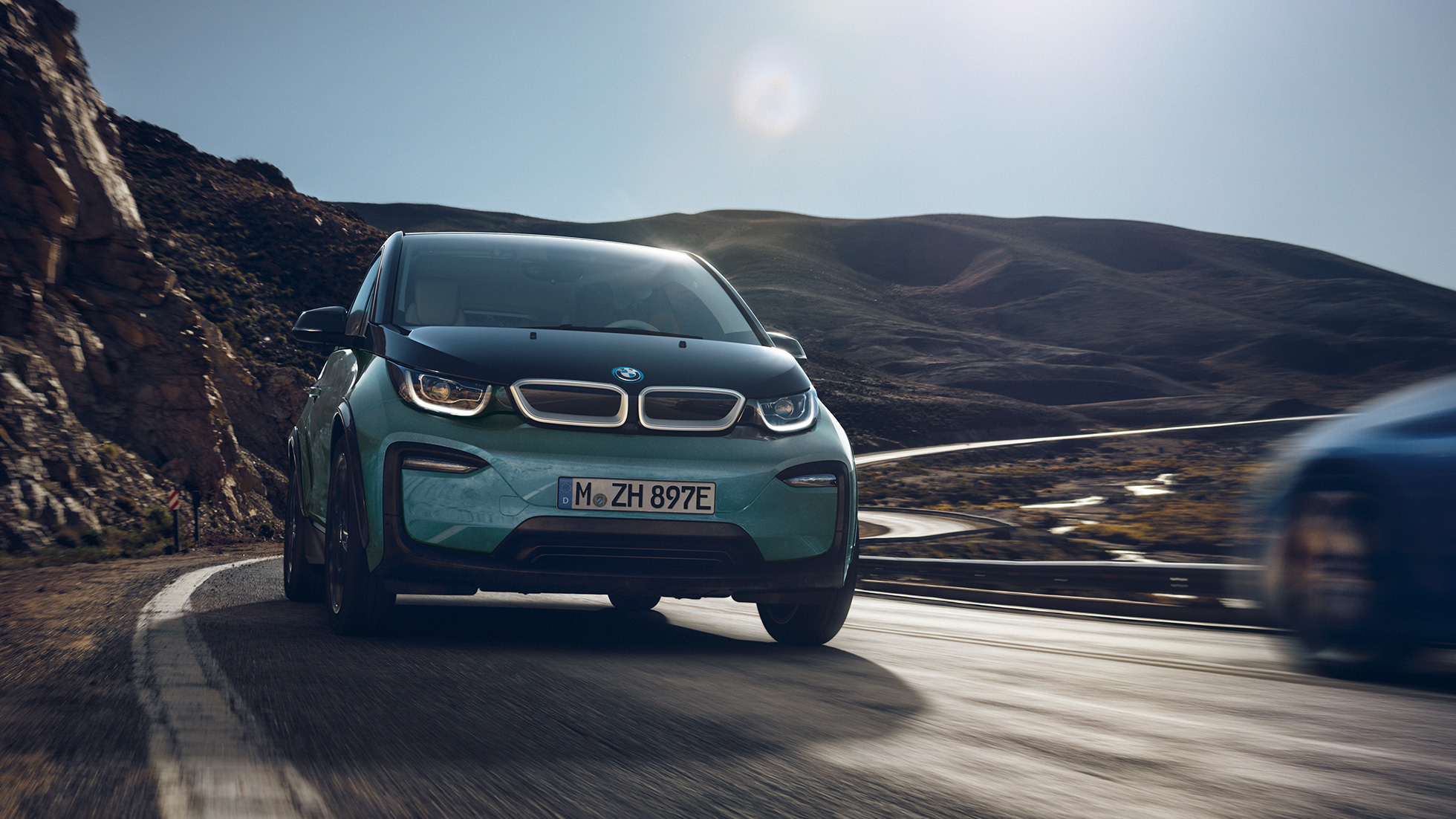 BMW i3 2018 bočný pohľad jazda BMW i3 I01 2018 Jucaro Beige so zvýraznením v metalíze Frozen Grey bočný pohľad jazda v meste
