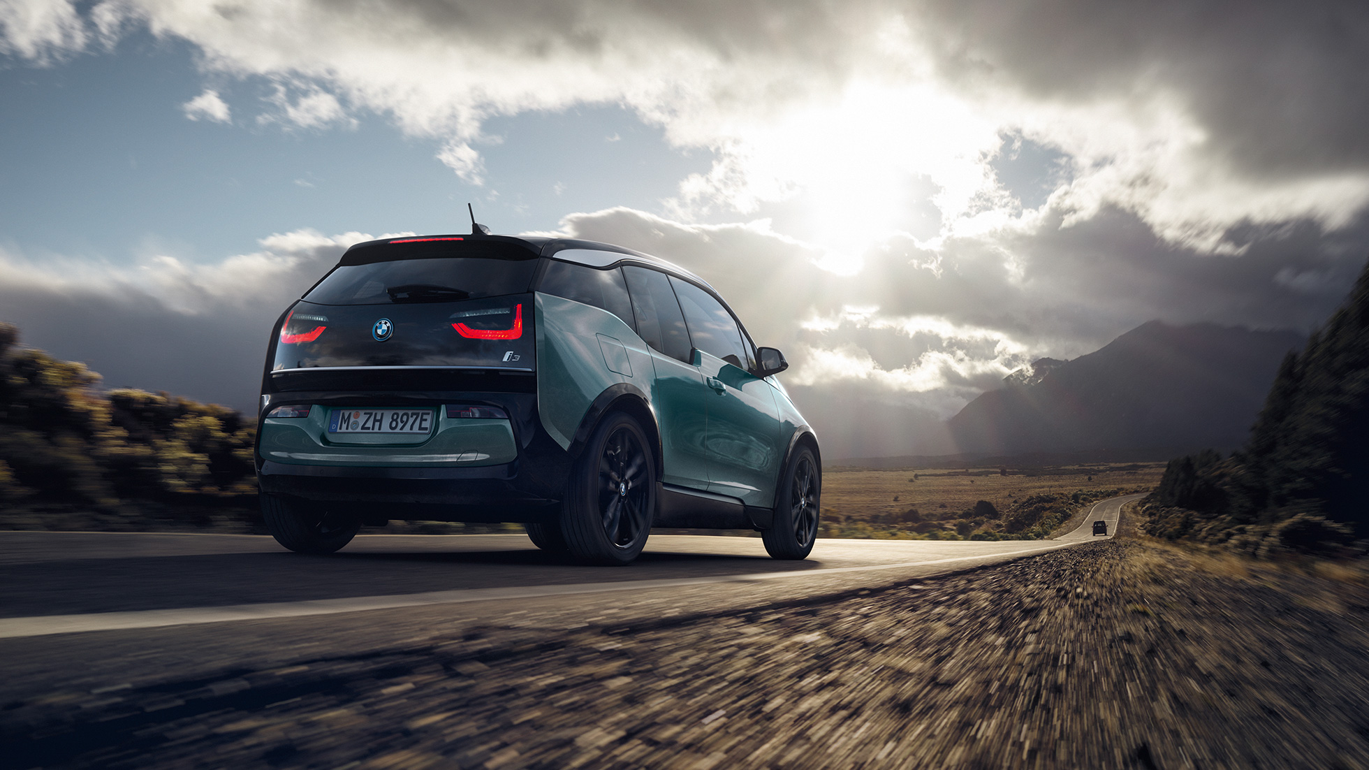 BMW i3 2018 zadobočný pohľad jazda na diaľnici BMW i3 I01 2018 Jucaro Beige so zvýraznením v metalíze Frozen Grey zadobočný pohľad jazda na diaľnici