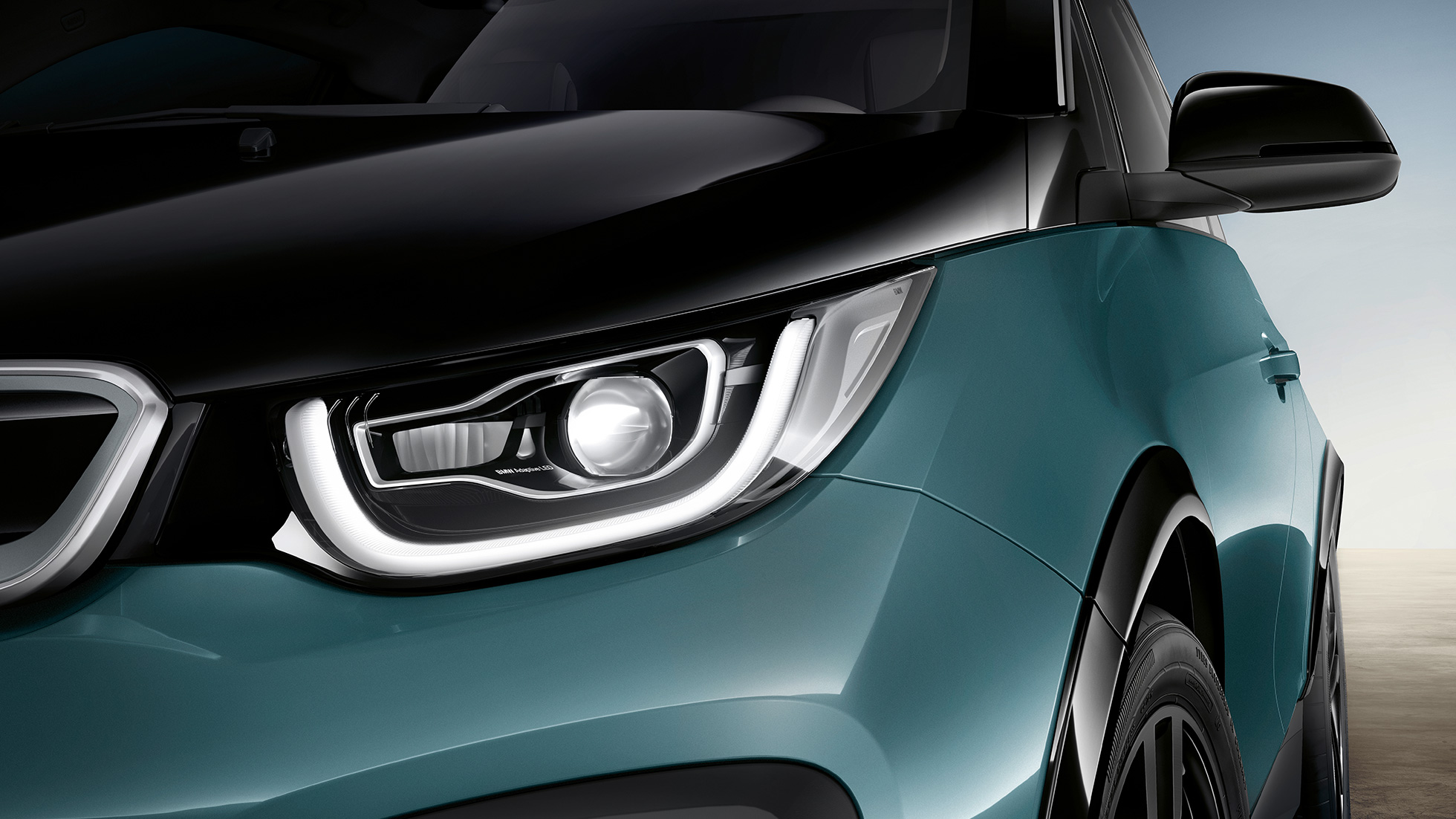 BMW i3 2018 LED predné svetlomety BMW i3 I01 2018 Jucaro Beige so zvýraznením v metalíze Frozen Grey detailný pohľad LED predné svetlomety