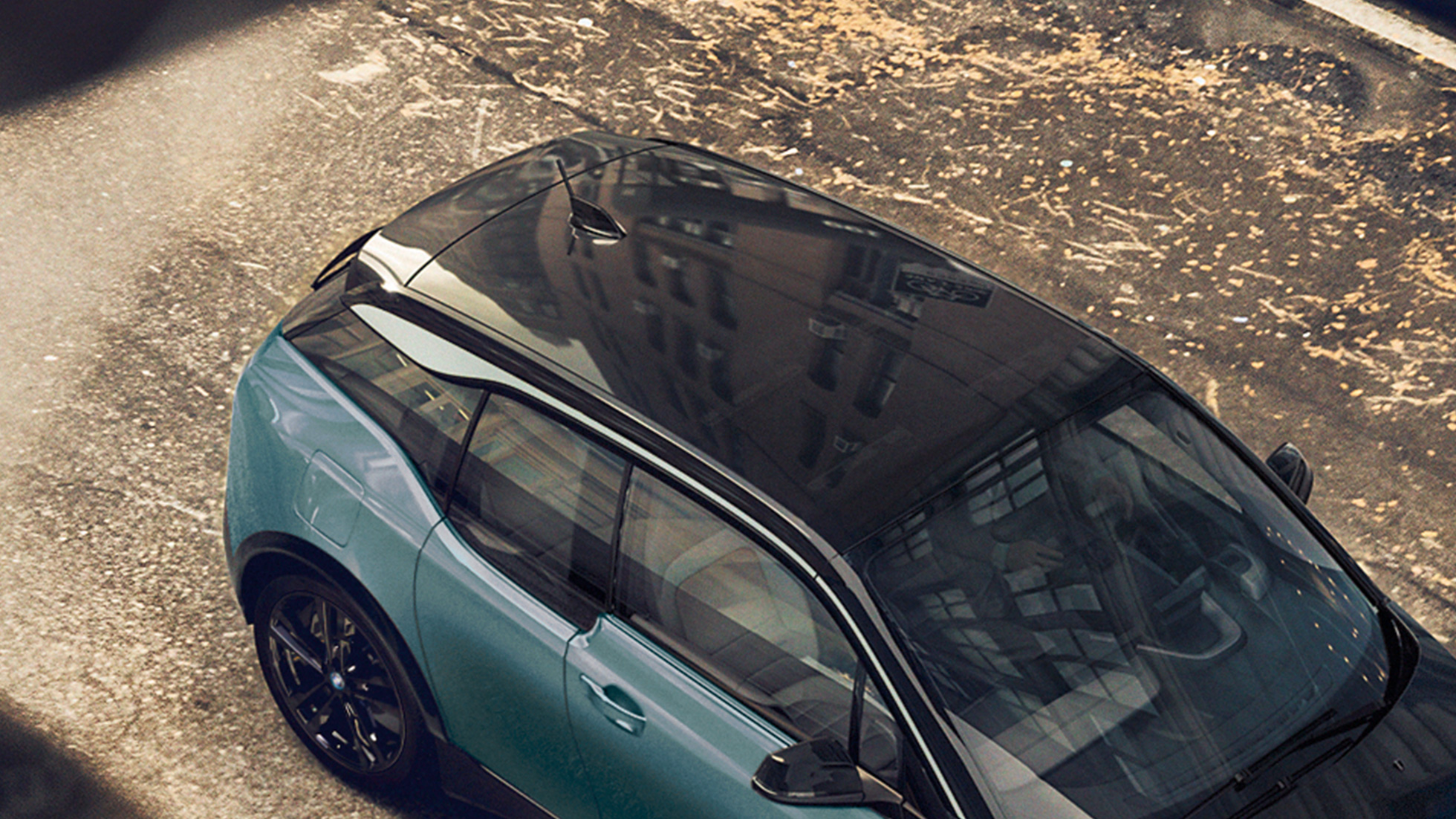 BMW i3 2018 karbónová strecha BMW i3 I01 2018 Jucaro Beige so zvýraznením v metalíze Frozen Grey pohľad z vtáčej perspektívy karbónová strecha