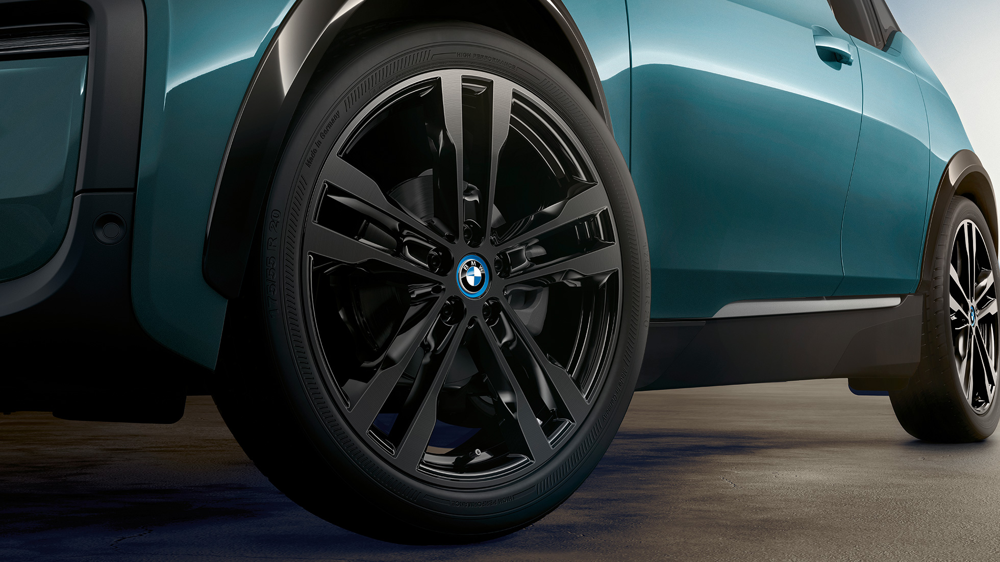 BMW i3 2018 disk z ľahkej zliatiny BMW i3 I01 2018 Jucaro Beige so zvýraznením v metalíze Frozen Grey detailný pohľad disk z ľahkej zliatiny