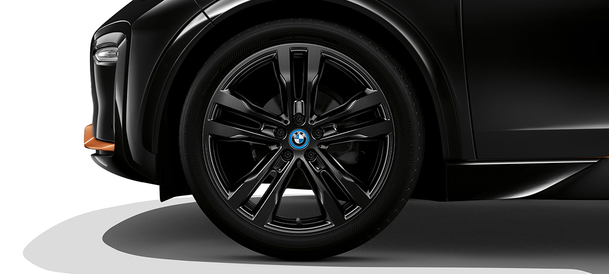 BMW i3s Edition RoadStyle 2019 predobočný pohľad s diskom z ľahkej zliatiny BMW i3s Edition RoadStyle 2019 I01 Fluid Black so zvýraznením E-Copper predobočný pohľad s diskom z ľahkej zliatiny