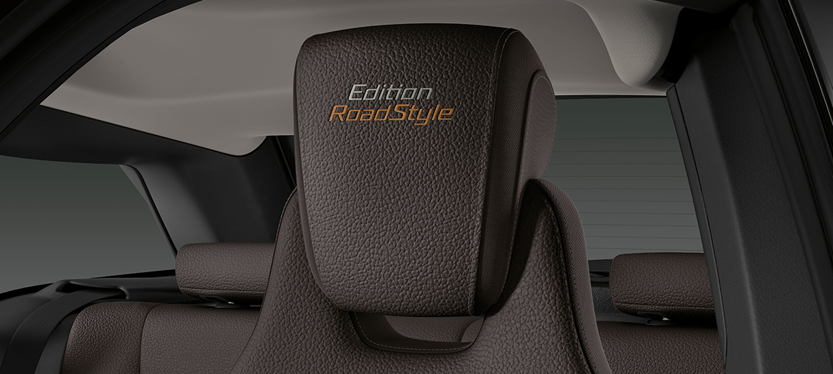 BMW i3s Edition RoadStyle 2019 sedadlo s vyšívaním „Edition RoadStyle“ BMW i3s Edition RoadStyle 2019 I01 interiér sedadlo s vyšívaním „Edition RoadStyle“