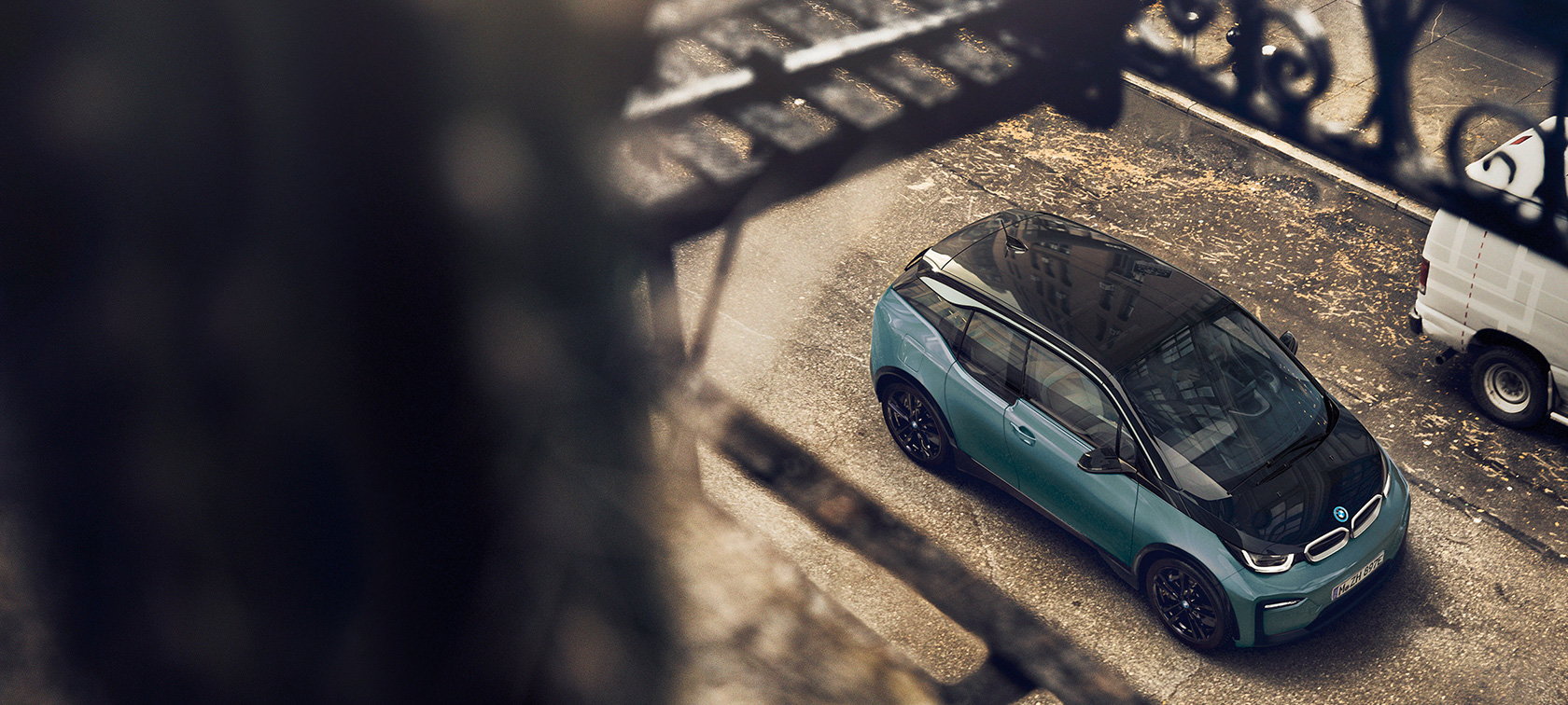 BMW i3 2018 pohľad z vtáčej perspektívy BMW i3 I01 2018 Jucaro Beige so zvýraznením v metalíze Frozen Grey pohľad z vtáčej perspektívy karbónová strecha