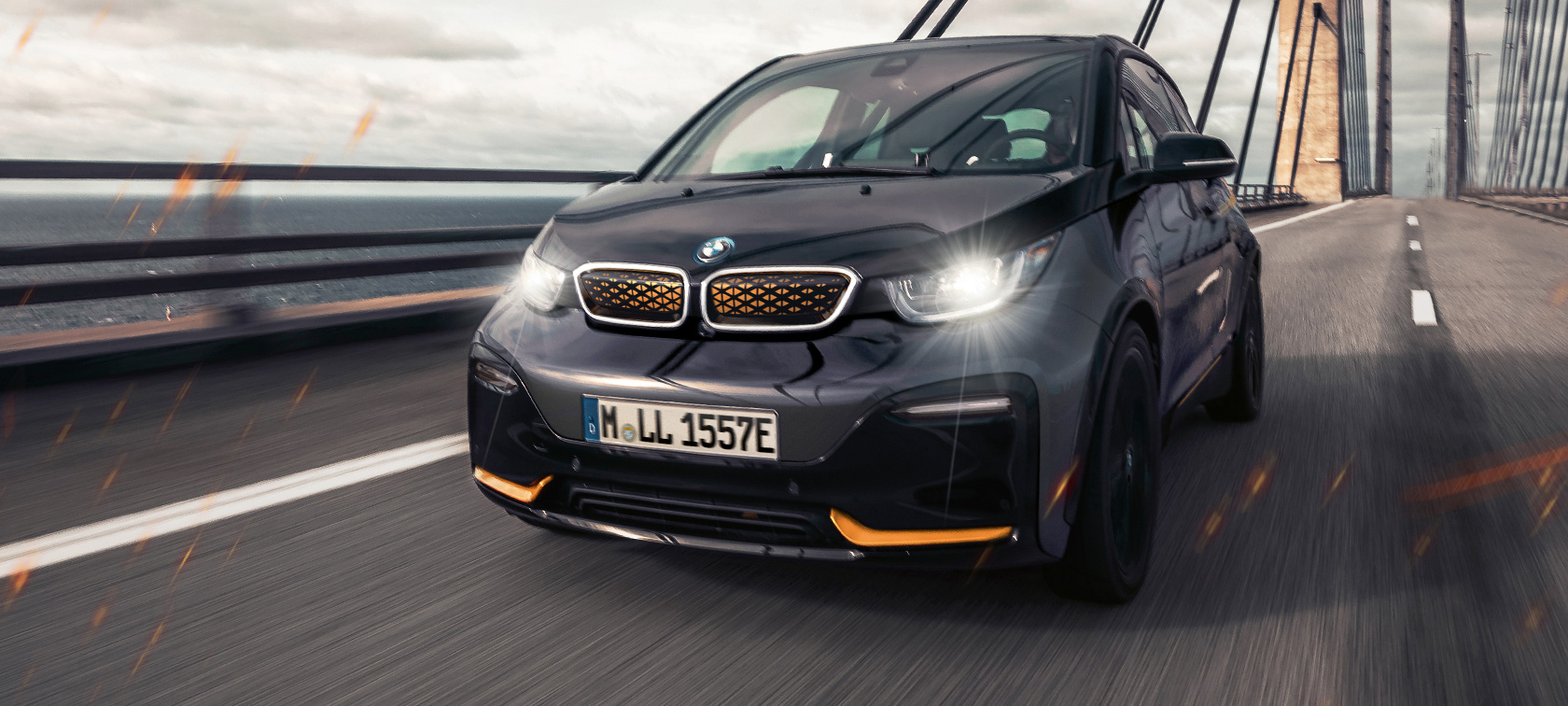 BMW i3 Unique Forever Edition I01 predobočný pohľad BMW i3 Unique Forever Edition I01 Storm Bay so zvýraznením v metalíze Frozen E-Copper predobočný pohľad jazda na diaľnici
