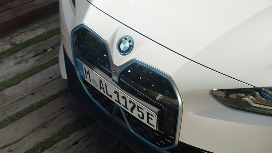 BMW i4 eDrive40 G26 2021 Mineral White dizajn exteriéru podrobne vo videu BMW i4 eDrive40 G26 2021 Mineral White dizajn exteriéru podrobne vo videu