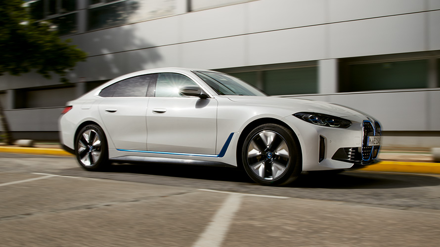 BMW i4 G26 2021 bočný pohľad pred budovou BMW i4 G26 2021 bočný pohľad pred budovou