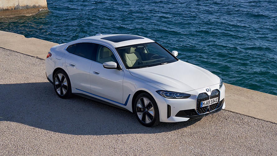 Predobočný záber BMW i4 eDrive40 G26 2021 na nábreží BMW i4 eDrive40 G26 2021 Mineral White predobočný záber na nábreží