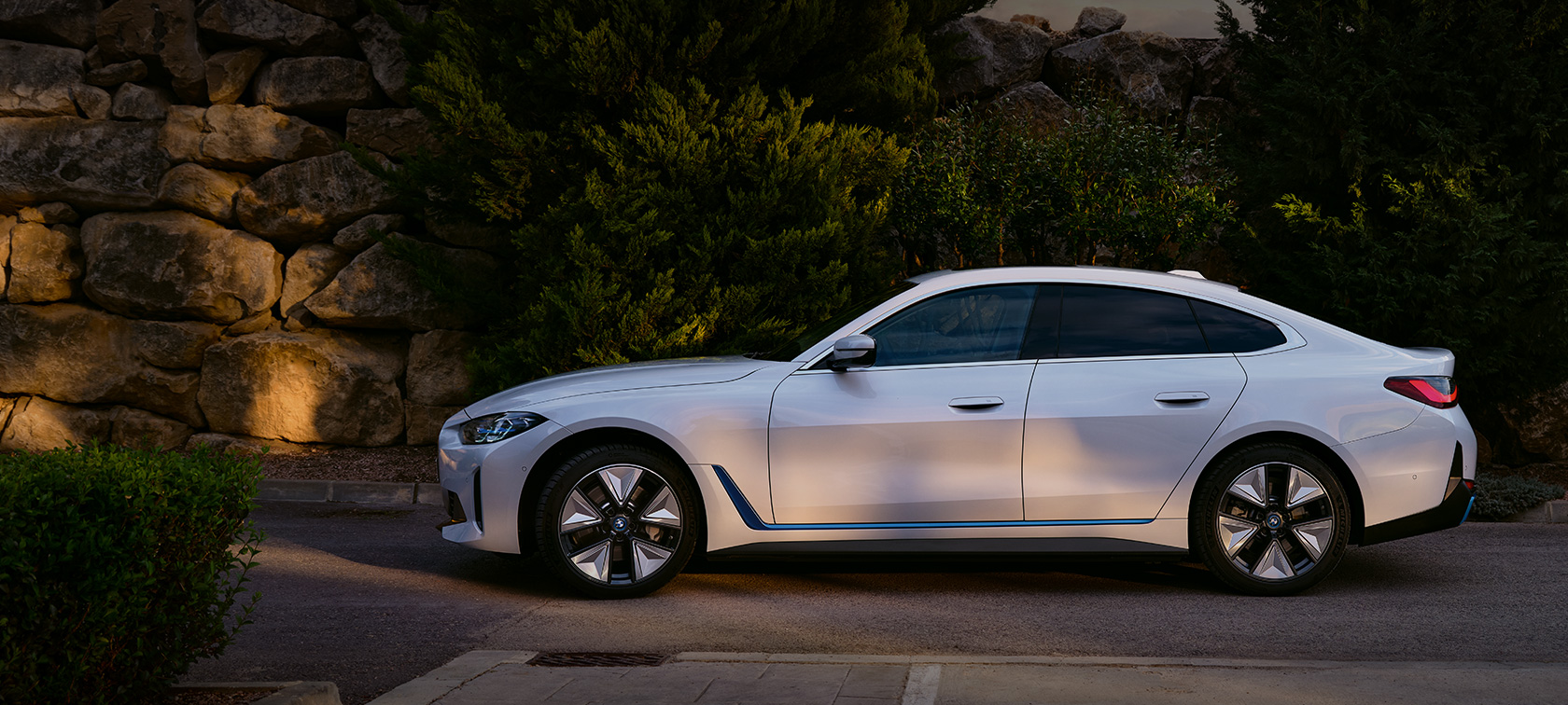 BMW i4 eDrive40 G26 2021 Mineral White predobočný pohľad statický pred jazerom s kopcom v pozadí