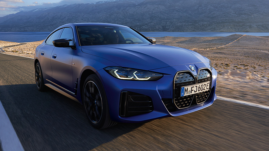Predobočný záber BMW i4 M50 G26 2021 BMW i4 M50 G26 2021 M metalíza Portimao Blue predobočný záber jazdný na ceste