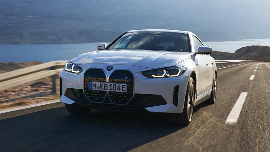 Predobočný záber BMW i4 eDrive40 G26 2021 jazda BMW i4 eDrive40 G26 2021 Mineral White predobočný záber jazdný