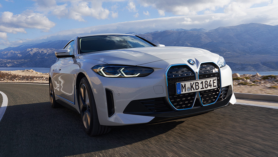 Predobočný záber BMW i4 eDrive40 G26 2021 jazda BMW i4 eDrive40 G26 2021 Mineral White predobočný záber jazdný