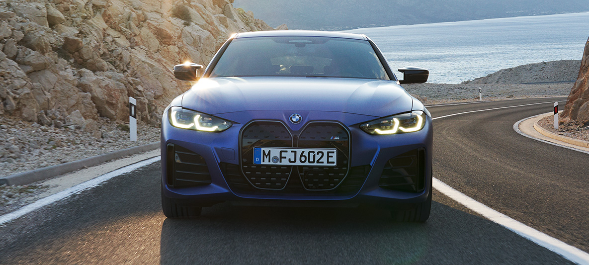 Predný pohľad BMW i4 M50 G26 2021 jazda BMW i4 M50 G26 2021 M metalíza Portimao Blue predný pohľad jazda na ceste