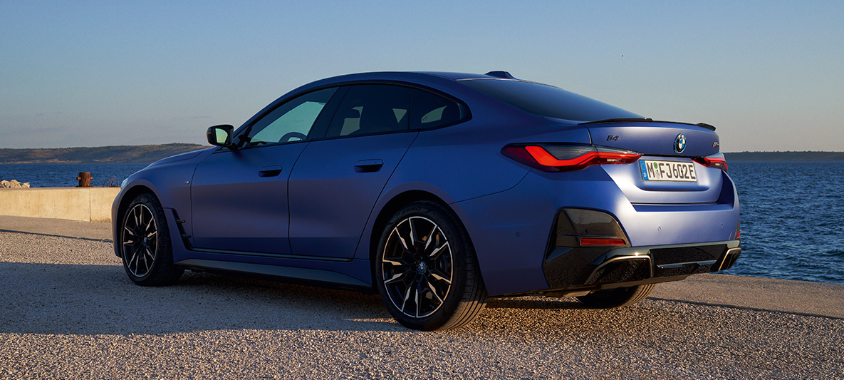 Zadobočný pohľad na BMW i4 M50 G26 2021 BMW i4 M50 G26 2021 M metalíza Portimao Blue zadobočný pohľad na nábreží