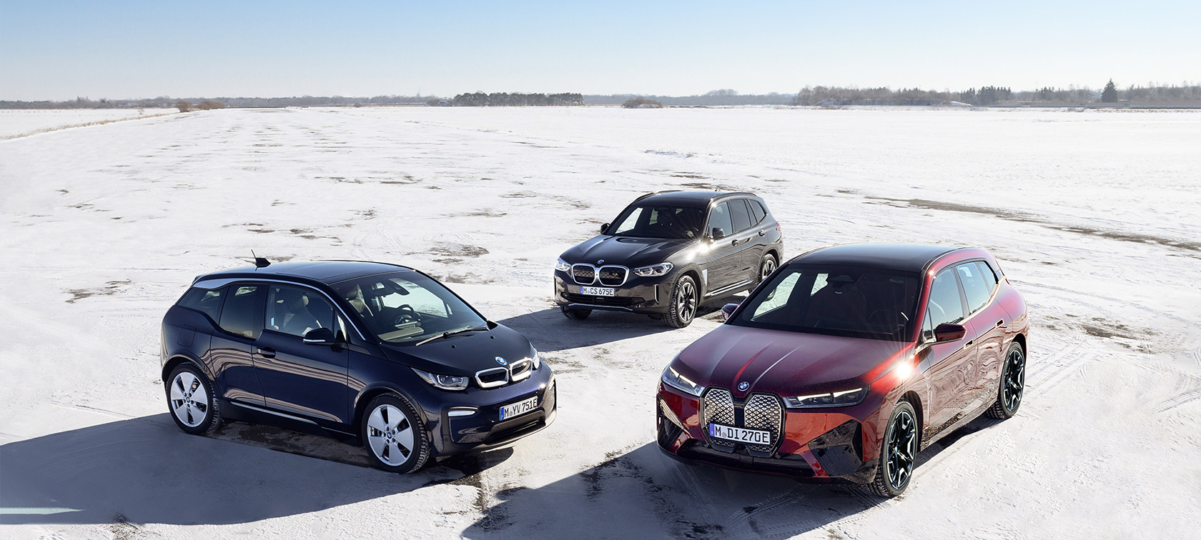 BMW elektrické automobily bočný pohľad zhora na piesku Modely BMW i BMW elektrické automobily bočný pohľad zhora na piesku