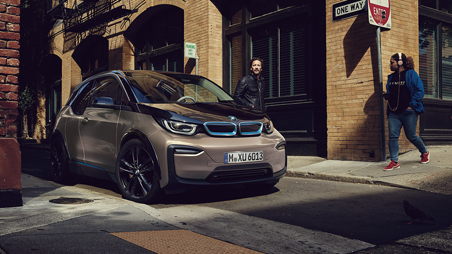 BMW i3 I01 prvá generácia predobočný pohľad v jazdnom pruhu Modely BMW i BMW i3 I01 prvá generácia predobočný pohľad v jazdnom pruhu