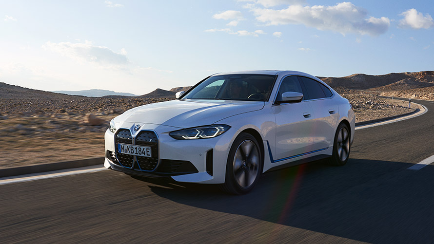 BMW i4 G26 prvá generácia predobočný pohľad jazdný Modely BMW i BMW i4 G26 prvá generácia predobočný pohľad jazdný