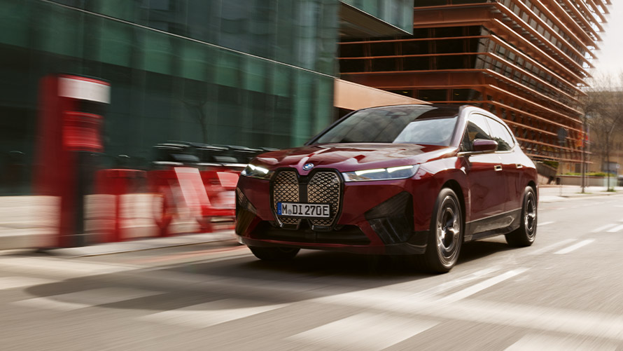 BMW iX I20 prvá generácia predobočný pohľad jazdný Modely BMW i BMW iX I20 prvá generácia predobočný pohľad jazdný