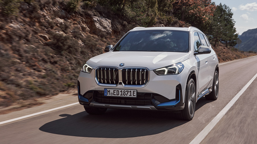 BMW iX1 U11 prvá generácia predobočný pohľad jazdný na ceste Modely BMW X BMW iX1 U11 prvá generácia predobočný pohľad jazdný na ceste