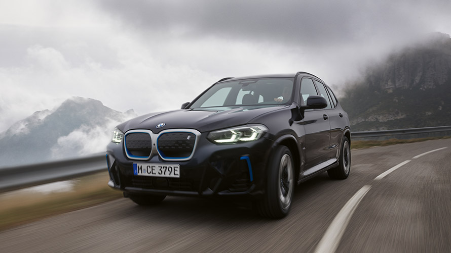 BMW iX3 G08 prvá generácia bočný záber jazdný Modely BMW i BMW iX3 G08 prvá generácia bočný záber jazdný