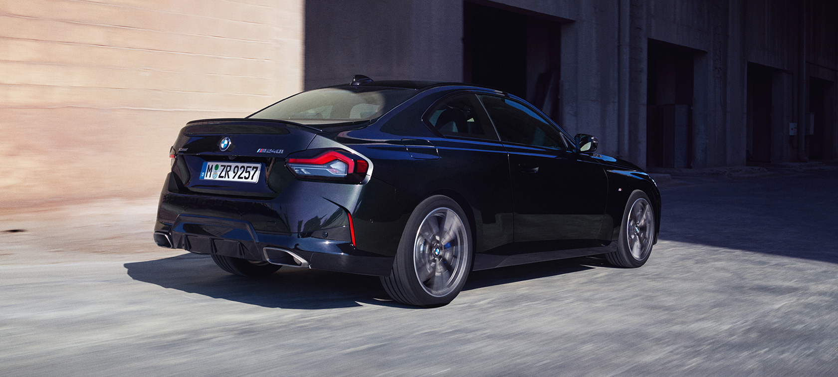 Zadobočný pohľad BMW M240i xDrive Coupé G42 2021 BMW M240i xDrive Coupé G42 2021 metalíza Black Sapphire zadobočný pohľad jazdný