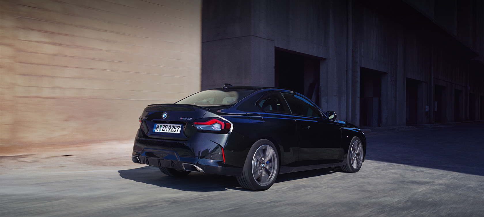 BMW M240i xDrive Coupé G42 2021 zadobočný pohľad jazdný BMW M240i xDrive Coupé G42 2021 metalíza Black Sapphire zadobočný pohľad jazdný
