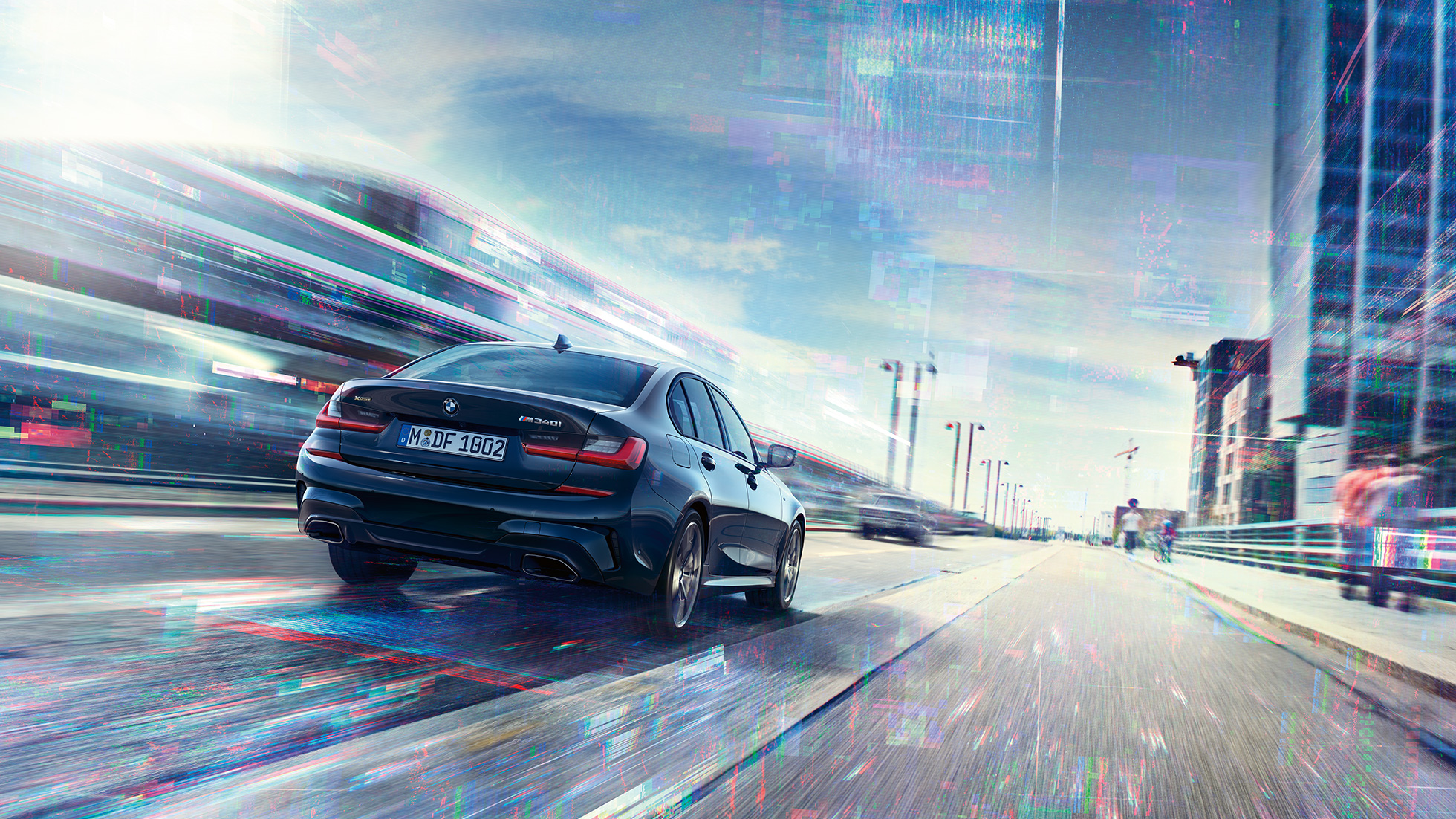 Zadný pohľad BMW M340i xDrive Sedan BMW M340i xDrive Sedan G20 metalíza Sapphire Black zadný pohľad počas jazdy