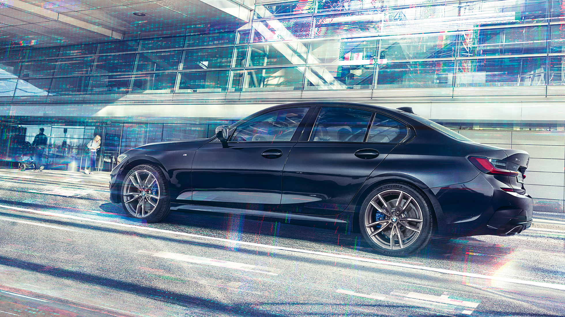 Bočný pohľad BMW M340i xDrive Sedan BMW M340i xDrive Sedan G20 metalíza Sapphire Black bočný pohľad počas jazdy