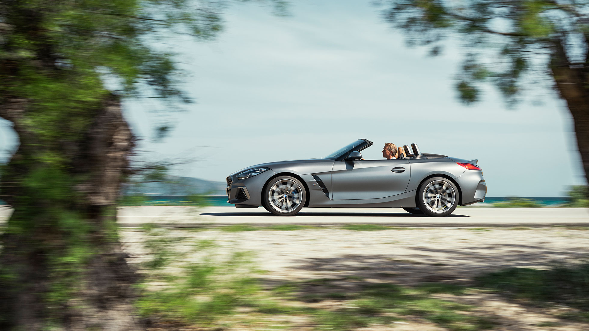 Exteriér BMW Z4 M40i G29 BMW Z4 Roadster M40i G29 2019 Roadster BMW Individual metalíza Frozen Grey bočný pohľad