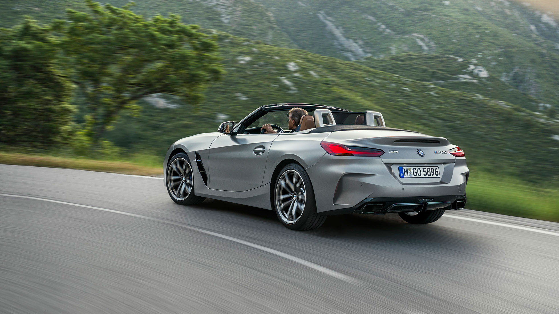Jazdná dynamika BMW Z4 M40i G29 BMW Z4 Roadster M40i G29 2019 BMW Individual metalíza Frozen Grey zadobočný jazdný záber
