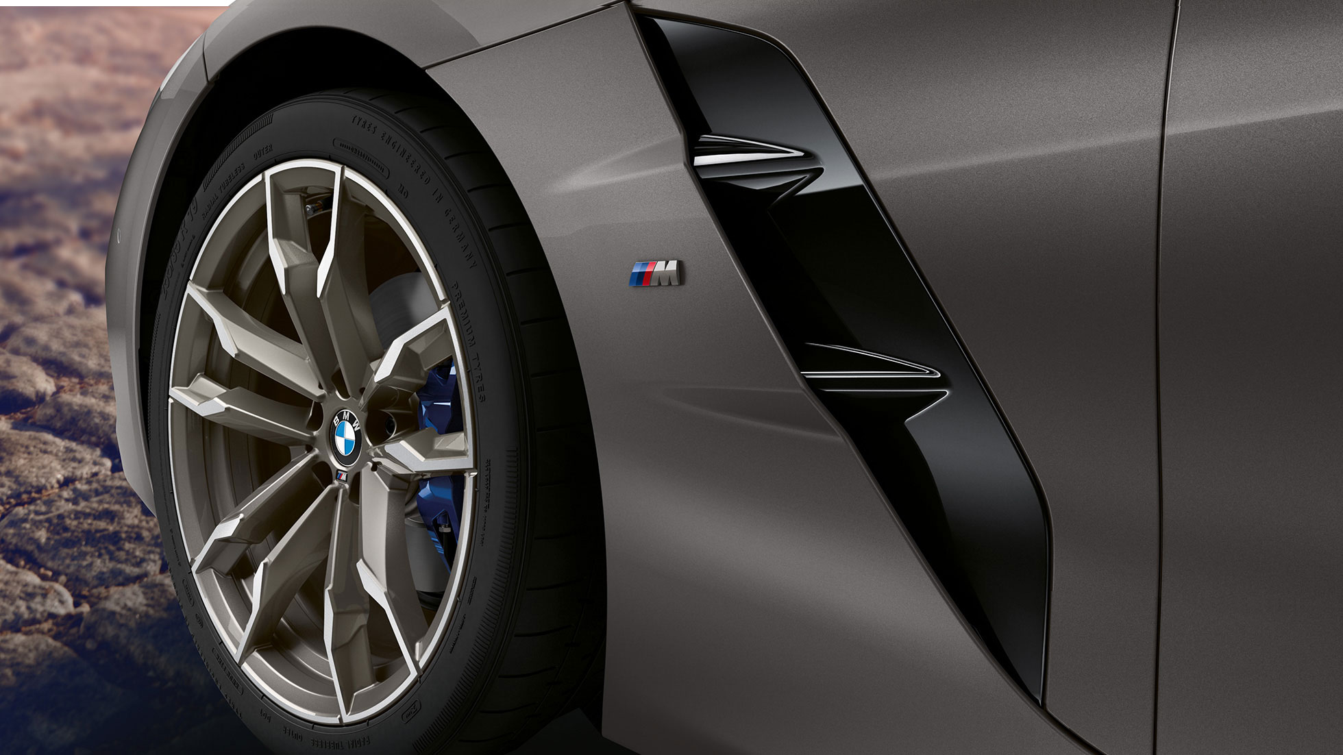 Disk z ľahkej zliatiny BMW Z4 M40i G29 Disk z ľahkej zliatiny BMW Z4 Roadster M40i G29 2019 BMW Individual metalíza Frozen Grey detailný záber koleso a výduch Air Breather