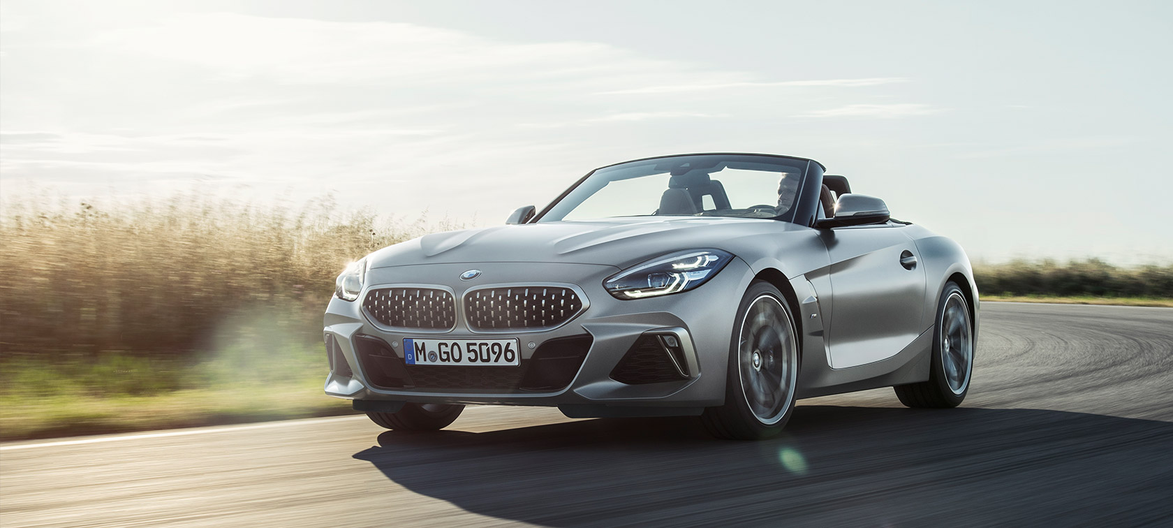 Predobočný pohľad BMW Z4 M40i roadster G29 BMW Z4 M40i Roadster G29 2019 Roadster BMW Individual metalíza Frozen Grey predobočný jazdný pohľad