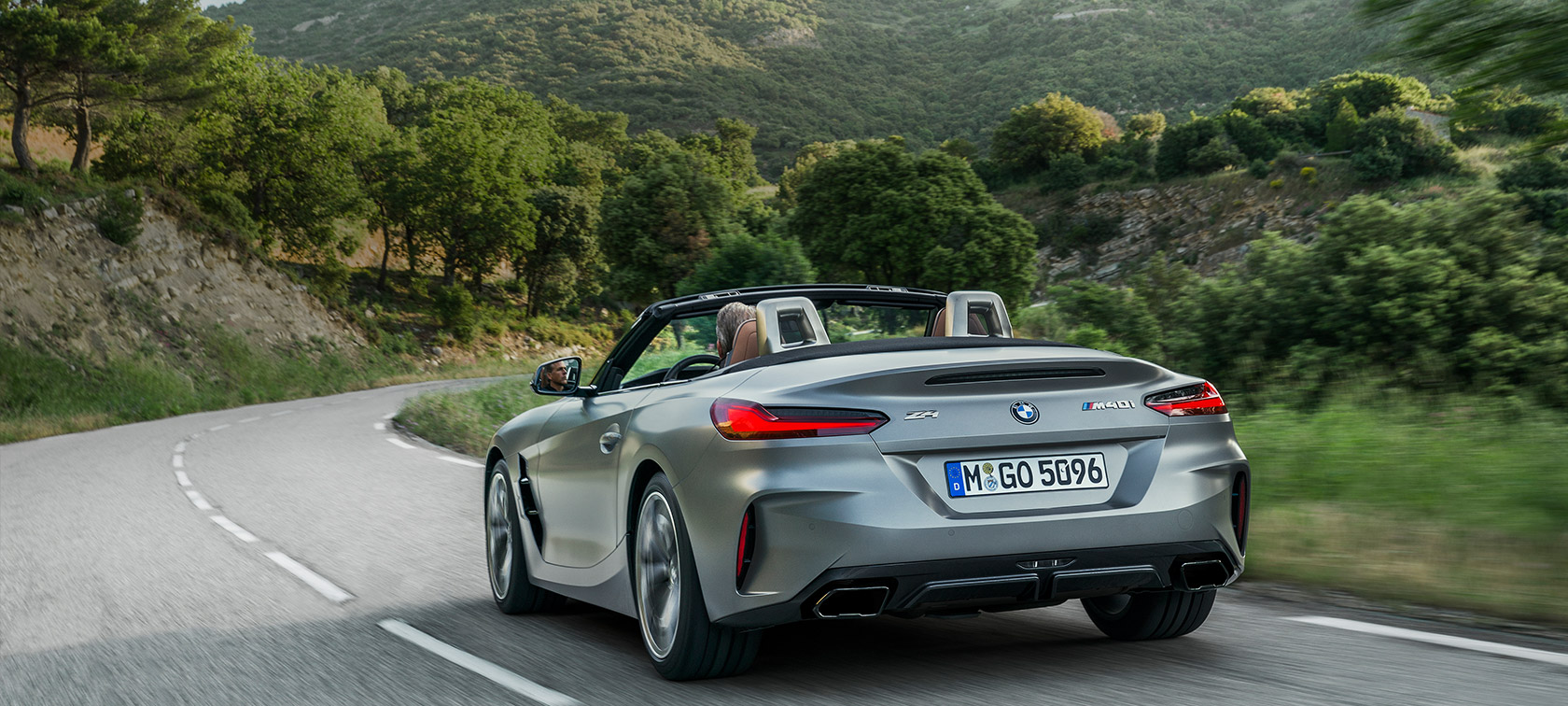 Zadobočný pohľad BMW Z4 M40i G29 BMW Z4 M40i G29 2019 Roadster BMW Individual metalíza Frozen Grey zadobočný pohľad