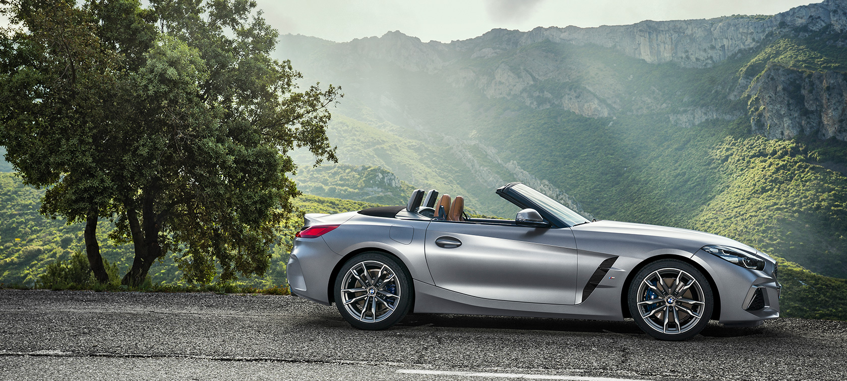 BMW Z4 M40i G29 Roadster parkovisko BMW Z4 M40i G29 2019 Roadster BMW Individual metalíza Frozen Grey parkovisko bočný pohľad