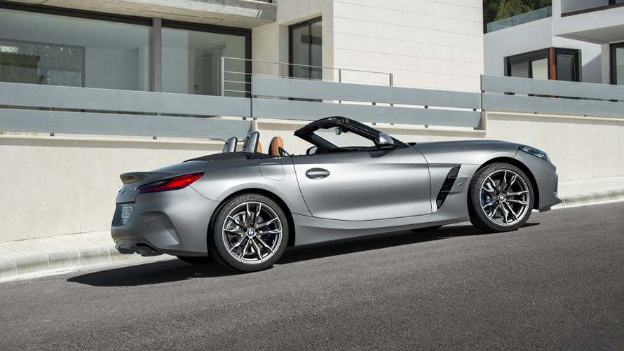 BMW Z4 M40i Roadster G29 bočný pohľad pred budovou BMW Z4 M40i Roadster G29 bočný pohľad pred budovou