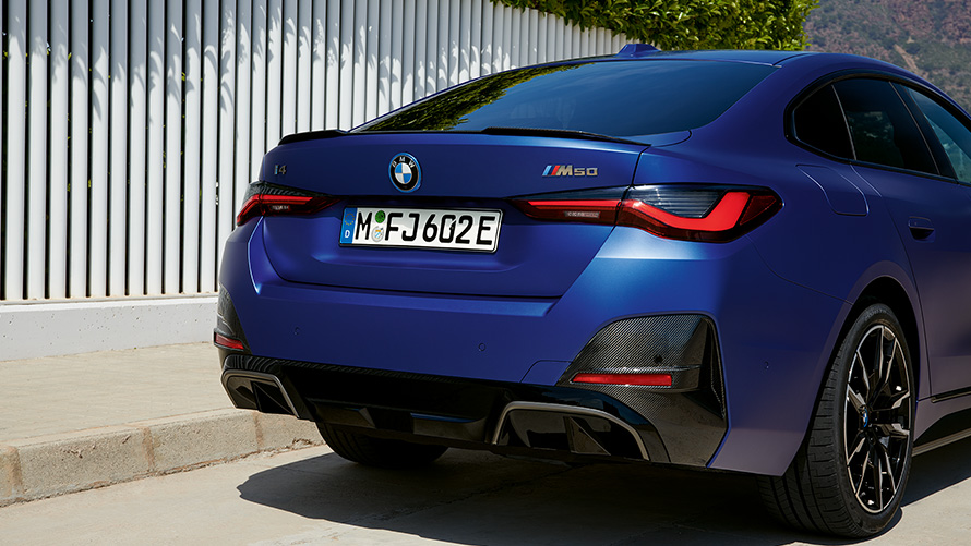 BMW i4 M50 G26 2021 BMW Individual metalíza Frozen Portimao Blue zadobočný záber statický pri bielom plote